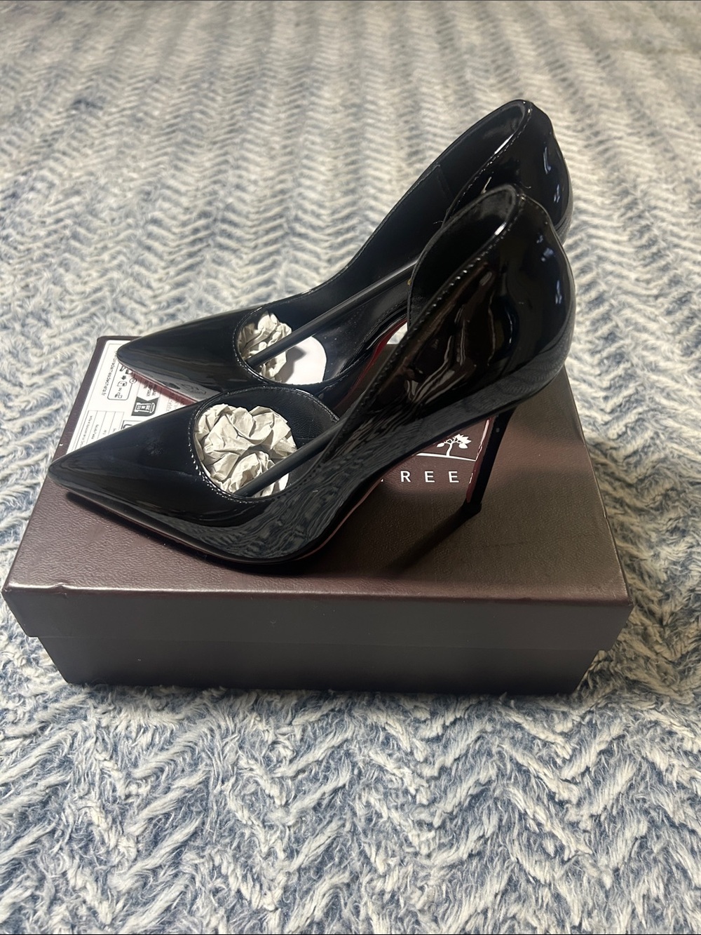 Black Patent Leather Pointed-Toe Stiletto Pumps d’Orsay Cut Out Side Design